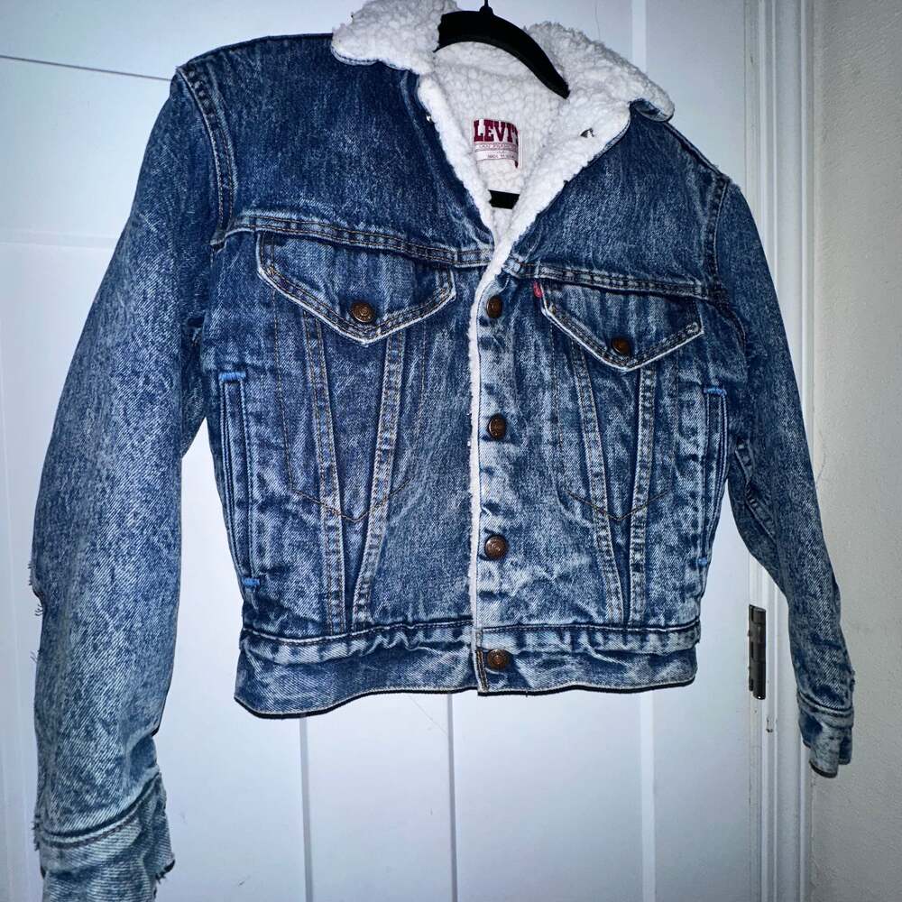 Vintage Levis Sherpa Lined Denim Trucker Jacket Blue Acid Wash 
Kids Youth Size